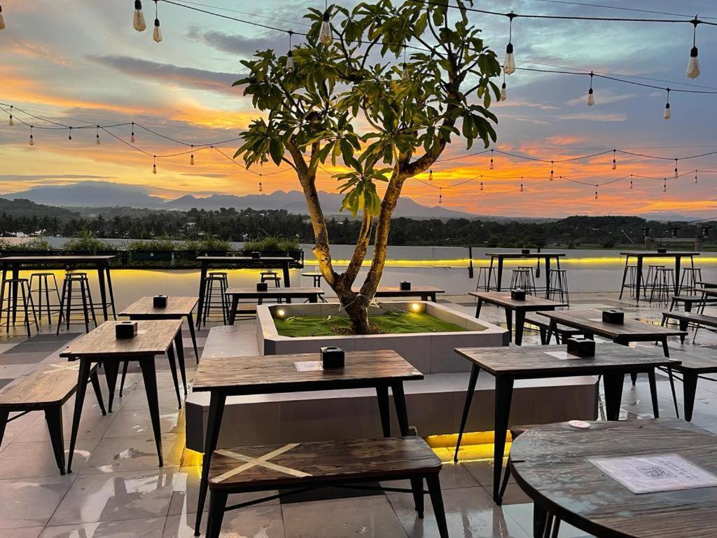 Kaloka Airport Hotel Sumbawa Besar Luaran gambar